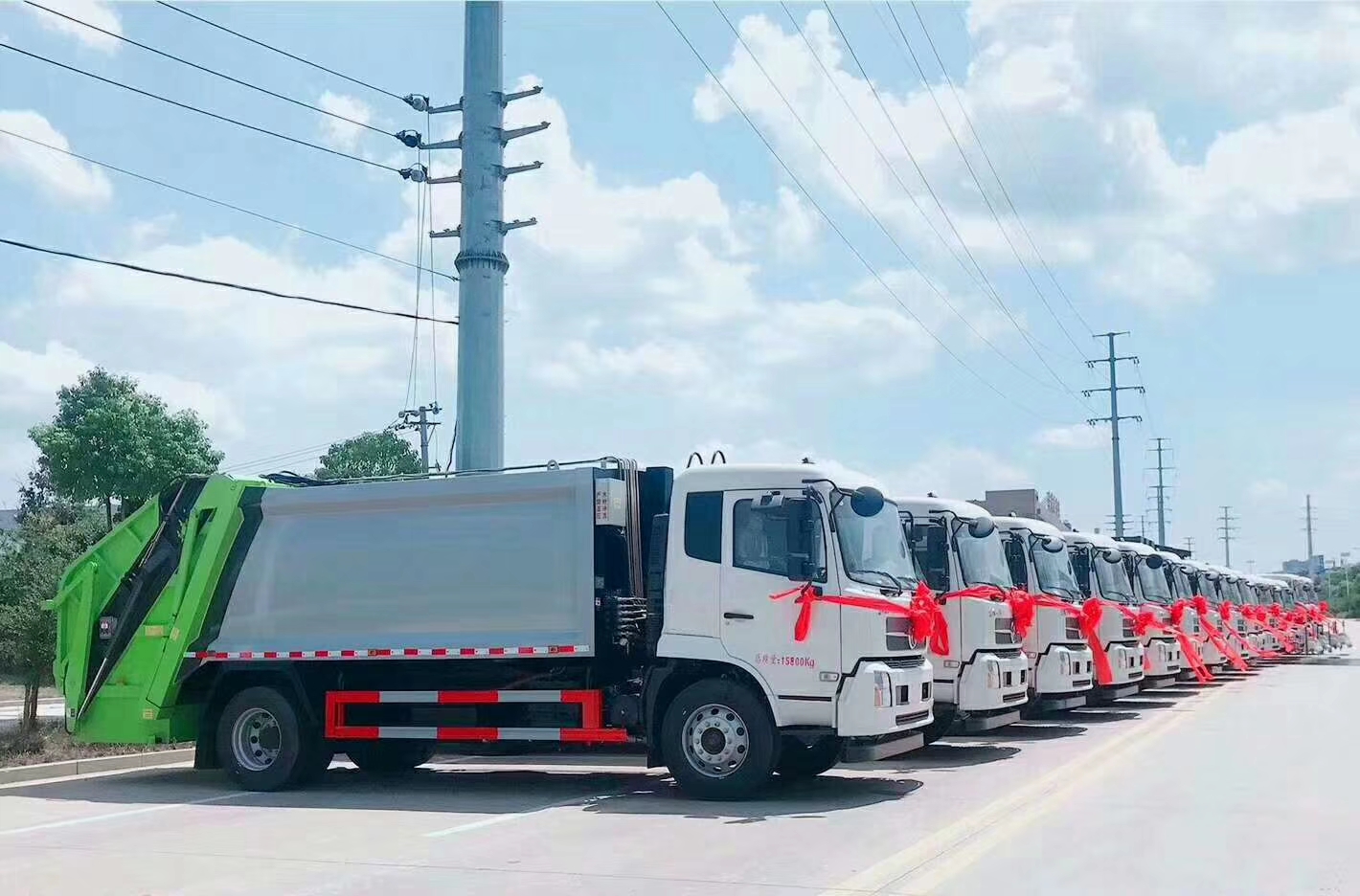 甘肅省蘭州市政府采購環衛垃圾車發車